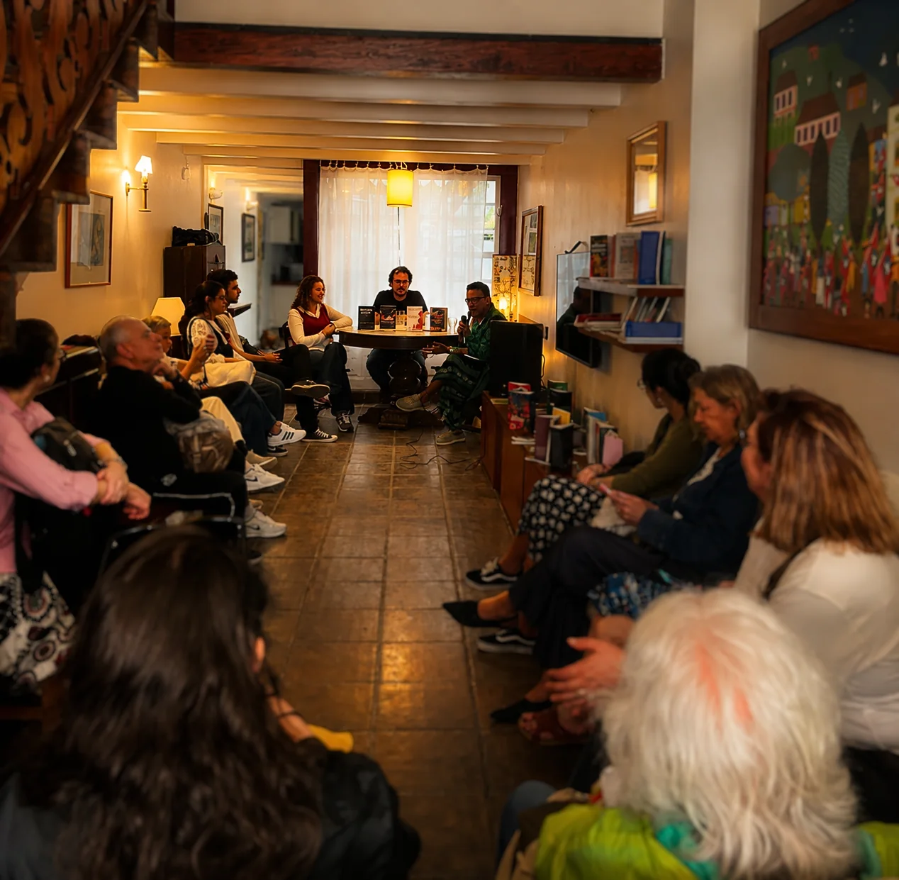 Público em mesa na FLIP