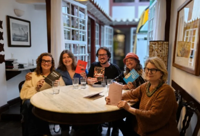 Grupo reunido à mesa na FLIP