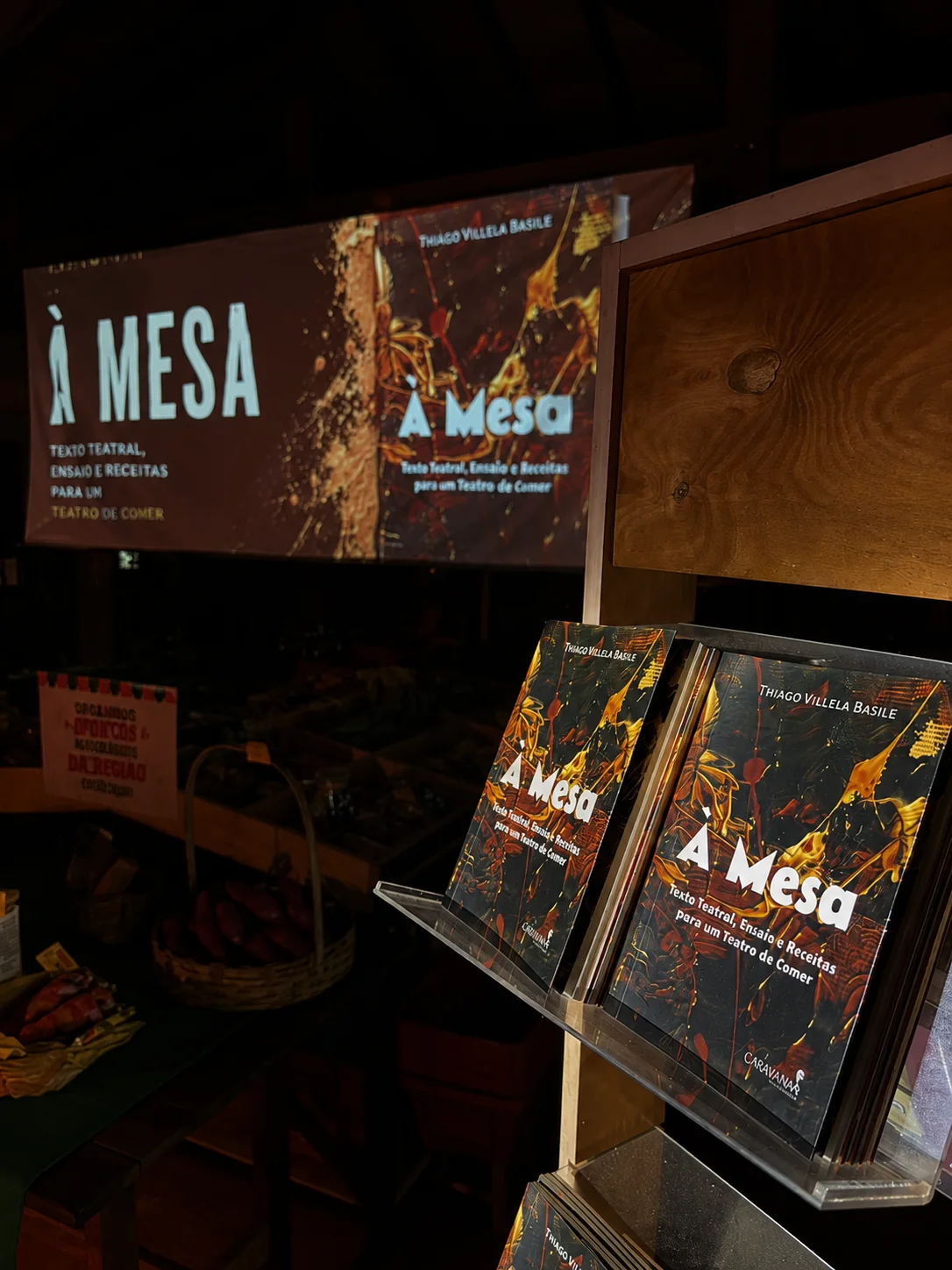 Exemplares de À Mesa em exposição