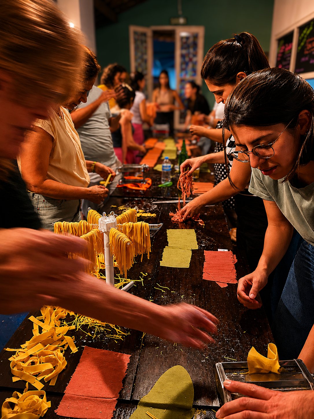 Participantes preparando massas coloridas no Cozinhando Juntos