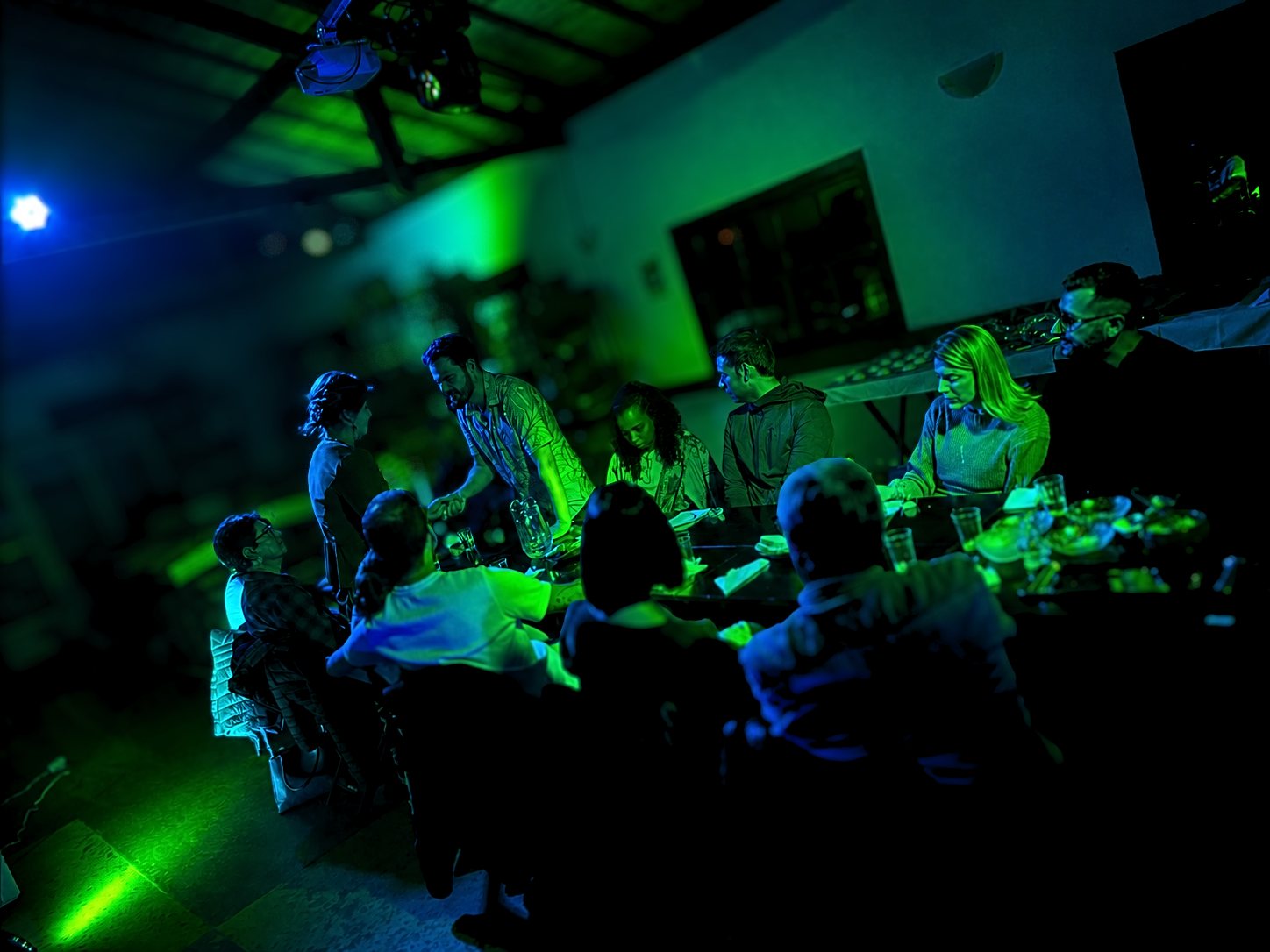 Experiência teatral à mesa com iluminação verde