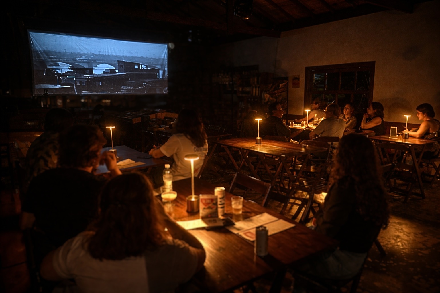 Sessão do CineGastronomia com telão em destaque