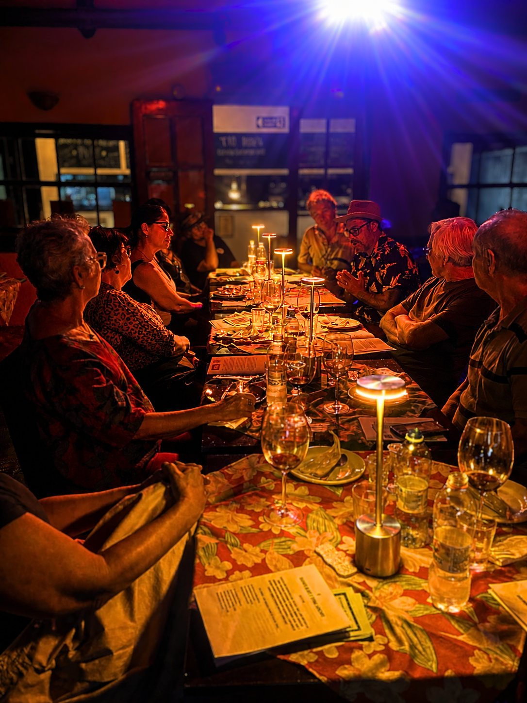 Pessoas reunidas à mesa em uma experiência de aprendizagem
