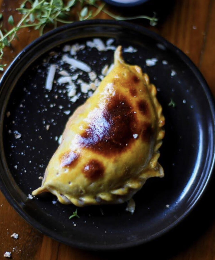 Empanada pronta servida no prato