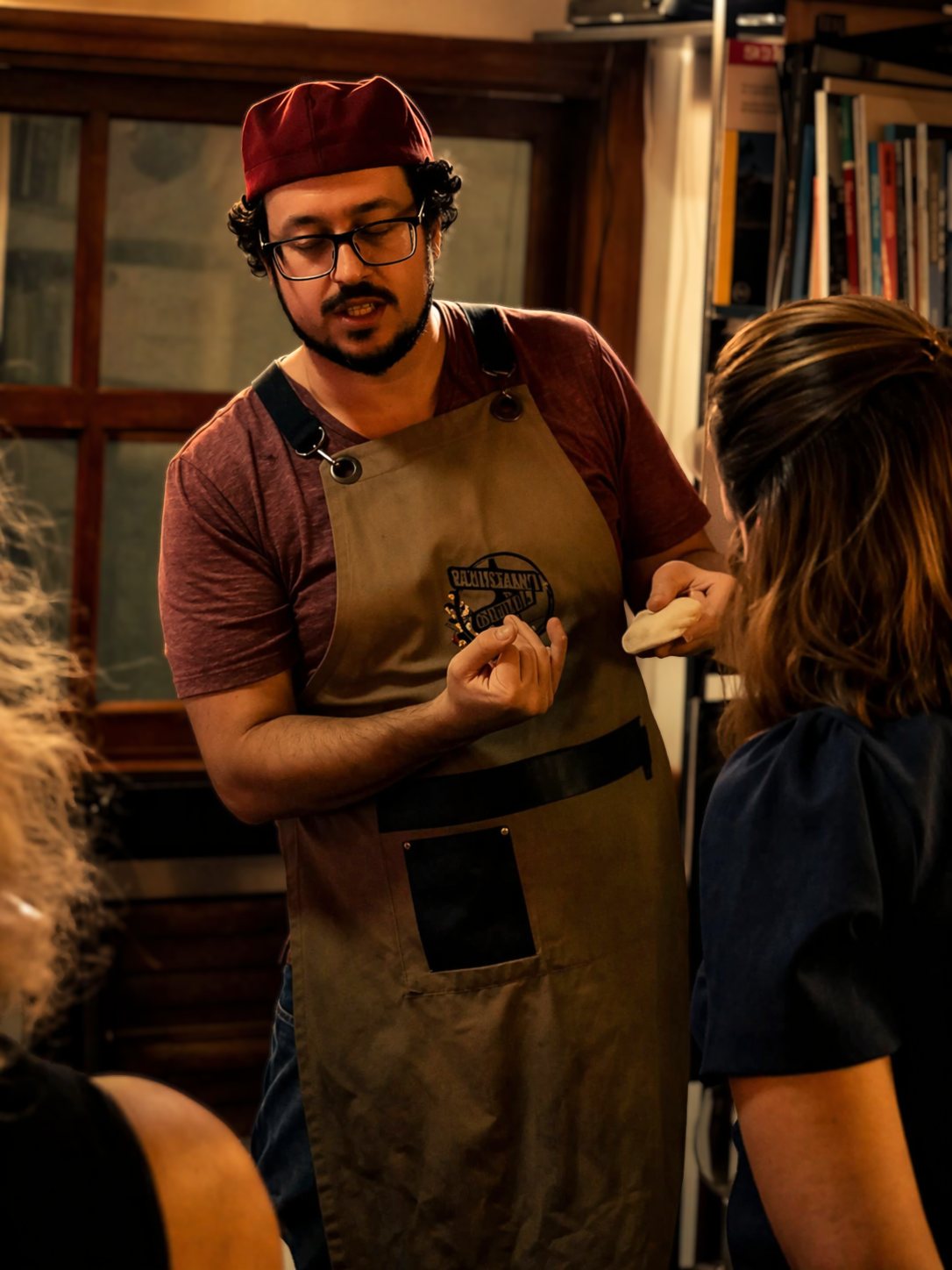 Orientação durante a oficina de empanadas