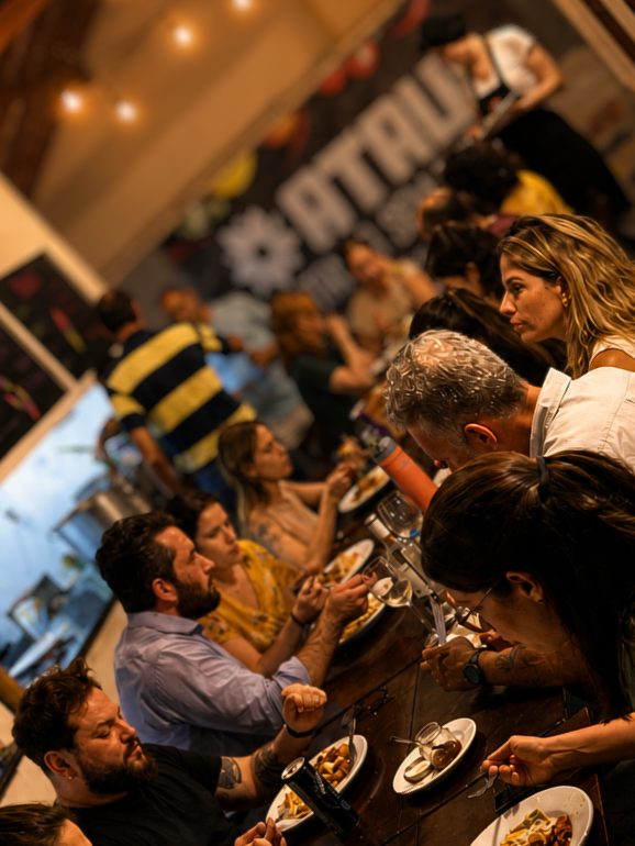 Participantes em oficina gastronômica