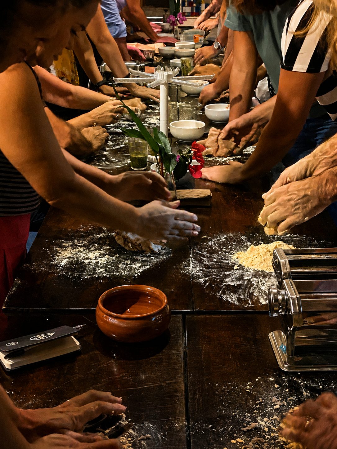 Participantes cozinhando em grupo