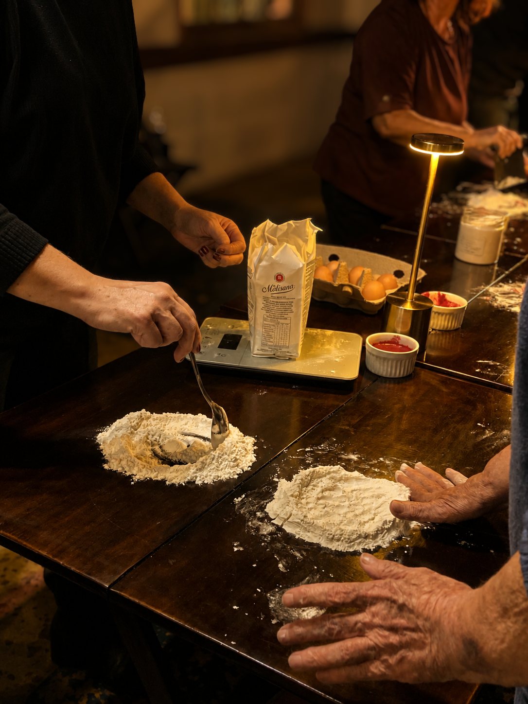 Mãos preparando a base da massa fresca