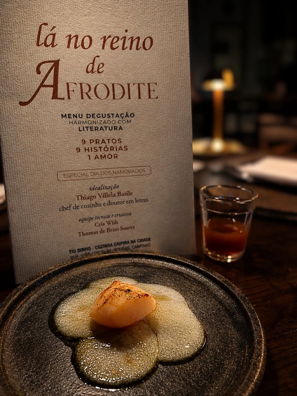 Prato e livreto do menu Lá no Reino de Afrodite