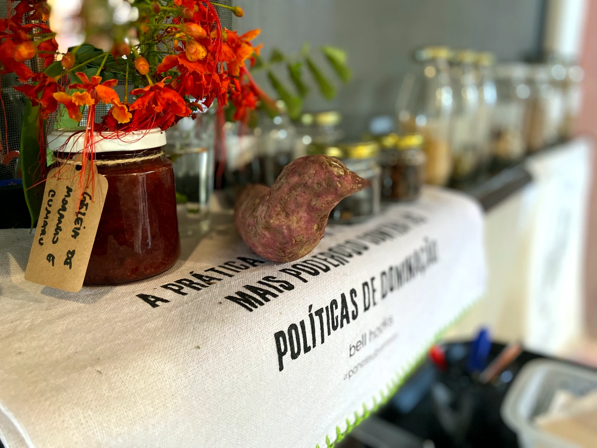 Mesa com ingredientes, conserva e flores