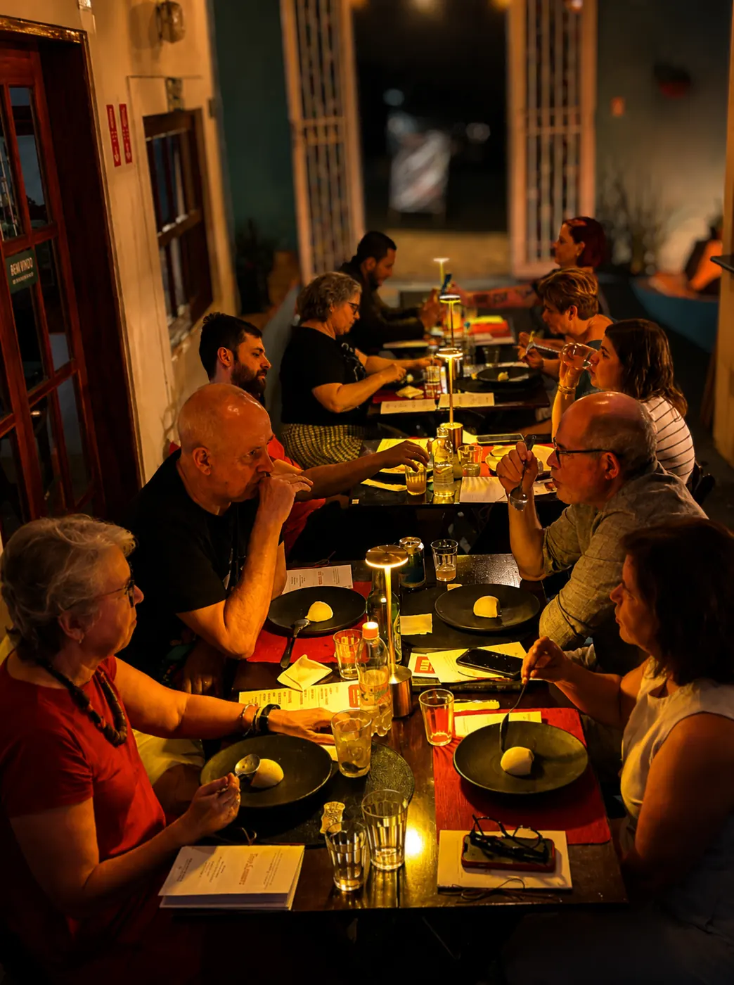 Pessoas durante menu degustação